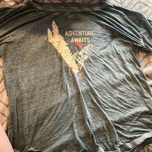 Maurices T shirt, Size L.